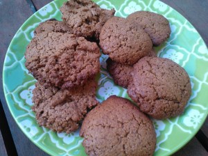 right: cookies with dough being chilled before baking, left: cookies with the dough not being chilled